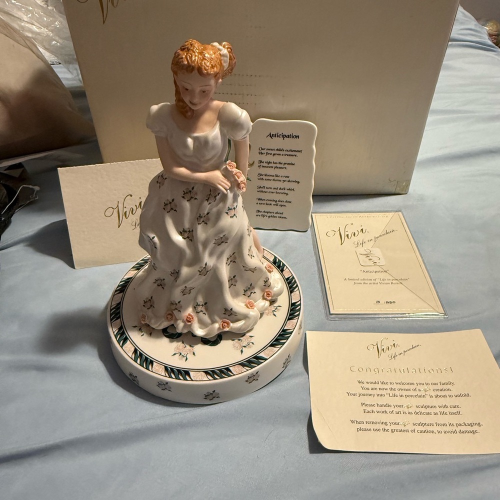 ViVI Elegant White and Orange Figurine
